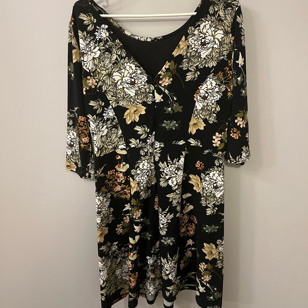 Open back Chrysanthemum patterned dress - Picture 3 of 3